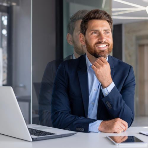 Uomo che guarda fuori dalla stanza e ha un pc davanti