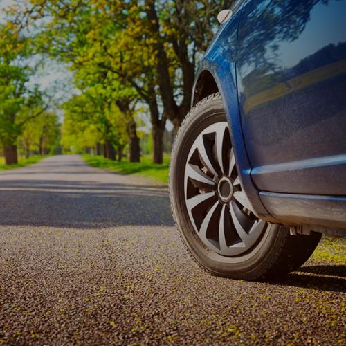 Dettaglio pneumatico auto su strada