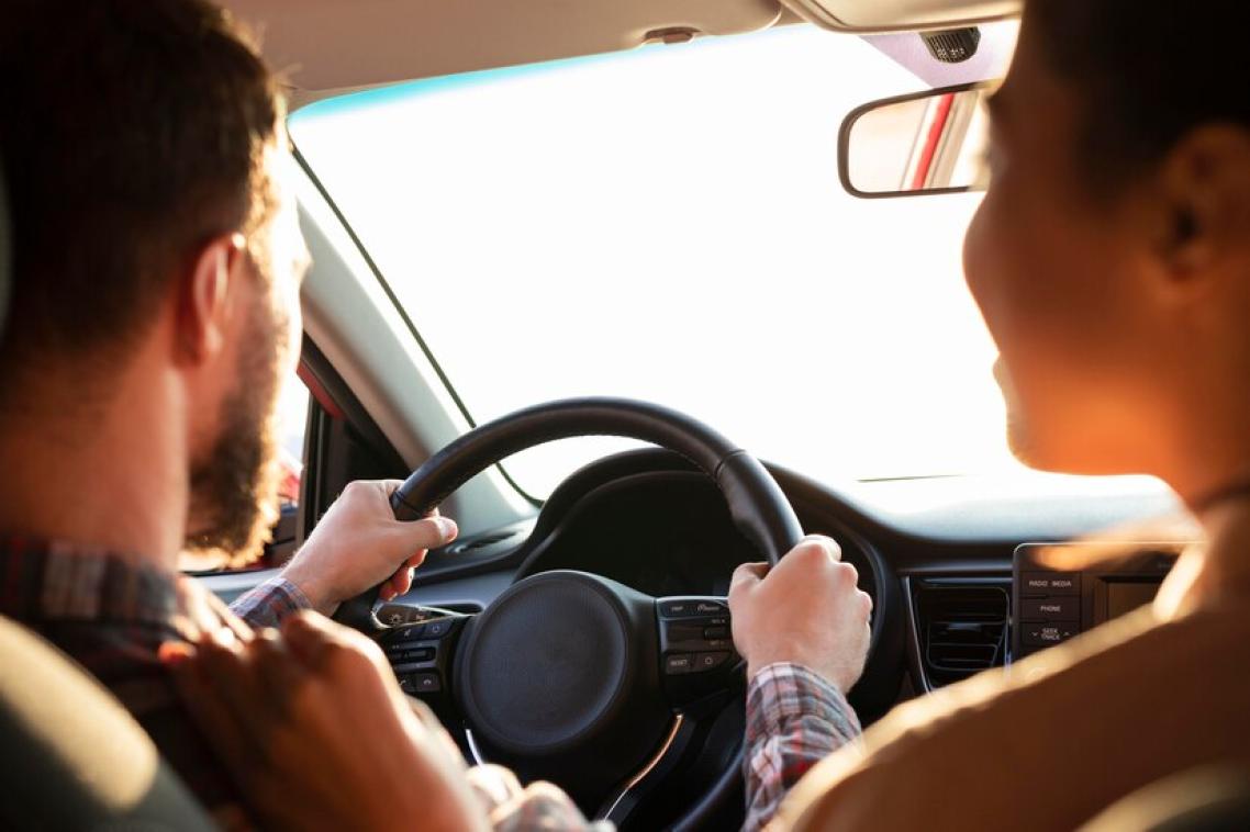 Hombre conduciendo